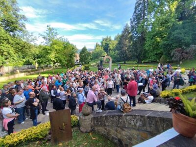 Pentsiodunen kontzentrazioa udaletxearen aurrean