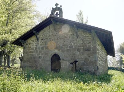 Otxandioko eraikinik zaharrena San Martin baseliza da.