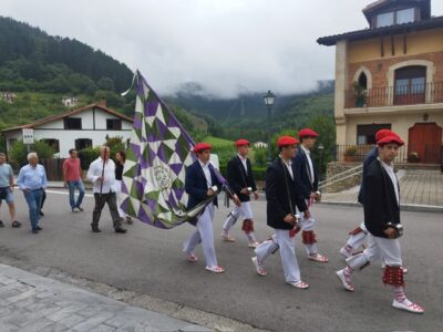 Ezpata-dantzariekin Santixau eguna ospatu dute Garain