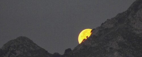 Mugarra mendiaren atzean dagoen Superilargiaren irudia ARGAZKIA: Cayetano