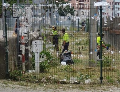 Berdegune bihurtuko den tartea garbitzen ari dira