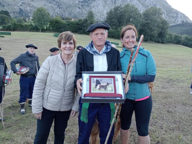 Carlos Ardanza, hirugarren edizio honetan, Nerea Mujika Gerediagako lehendakariarekin eta Eneritz Agirre Atxondoko alkatearekin batera ARGAZKIA: Gerediaga