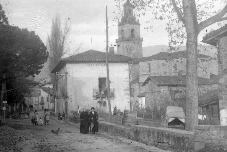 Pinondo plazaren antzinako irudia (1930) ARGAZKIAK: Indalencio Ojanguren