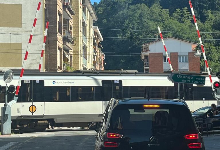 Oztopoek gora egin dute trena herriaren erdigunetik igarotzen den bitartean