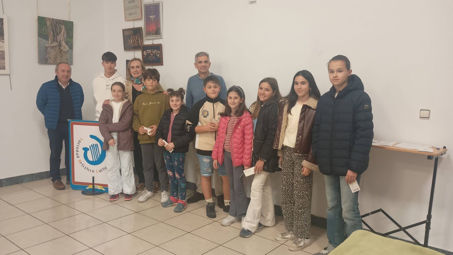 ekitaldira, irabazleak gain, familiartekoak eta lagun ugari hurreratu ziren.